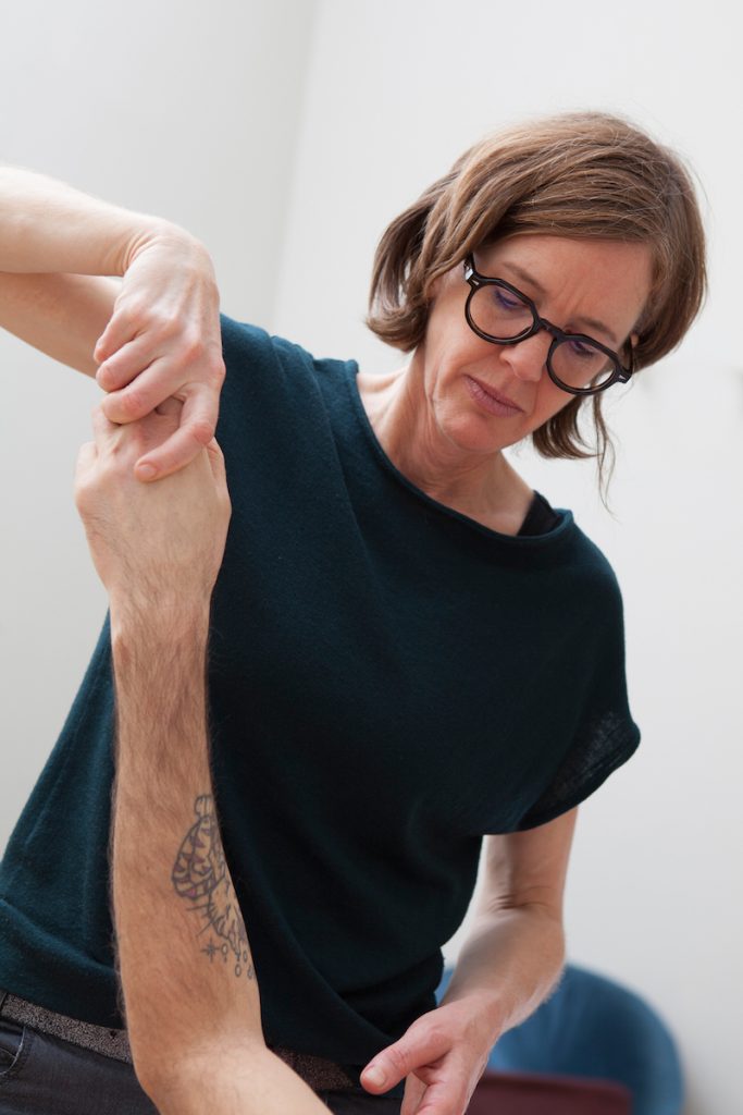 Rahel Baumgartner praktiziert die Grinberg Methode an einem Kunden in Wien